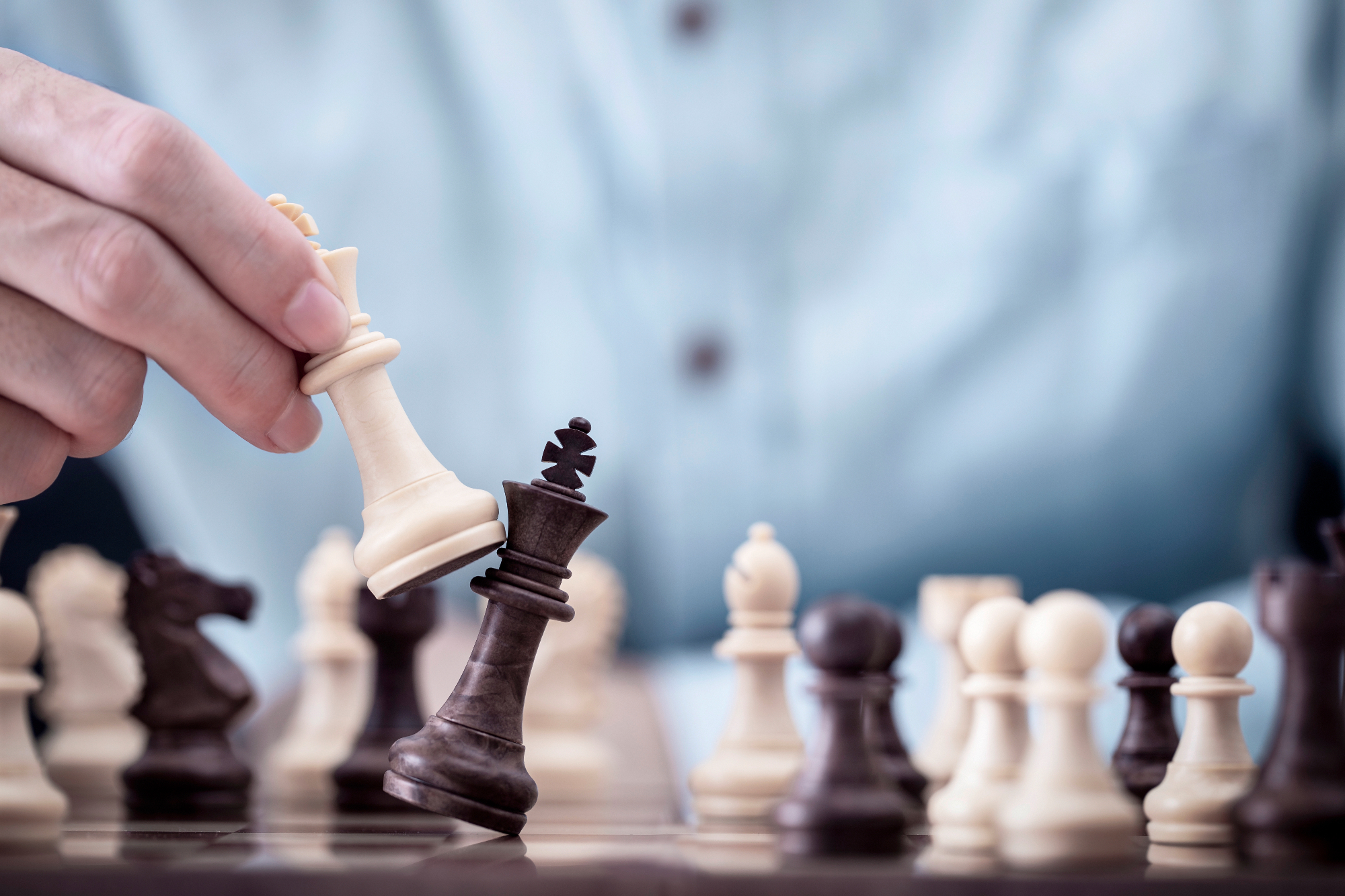 Šah je igra, ki zahteva znanje razmišljanja v naprej in dobro taktiziranje