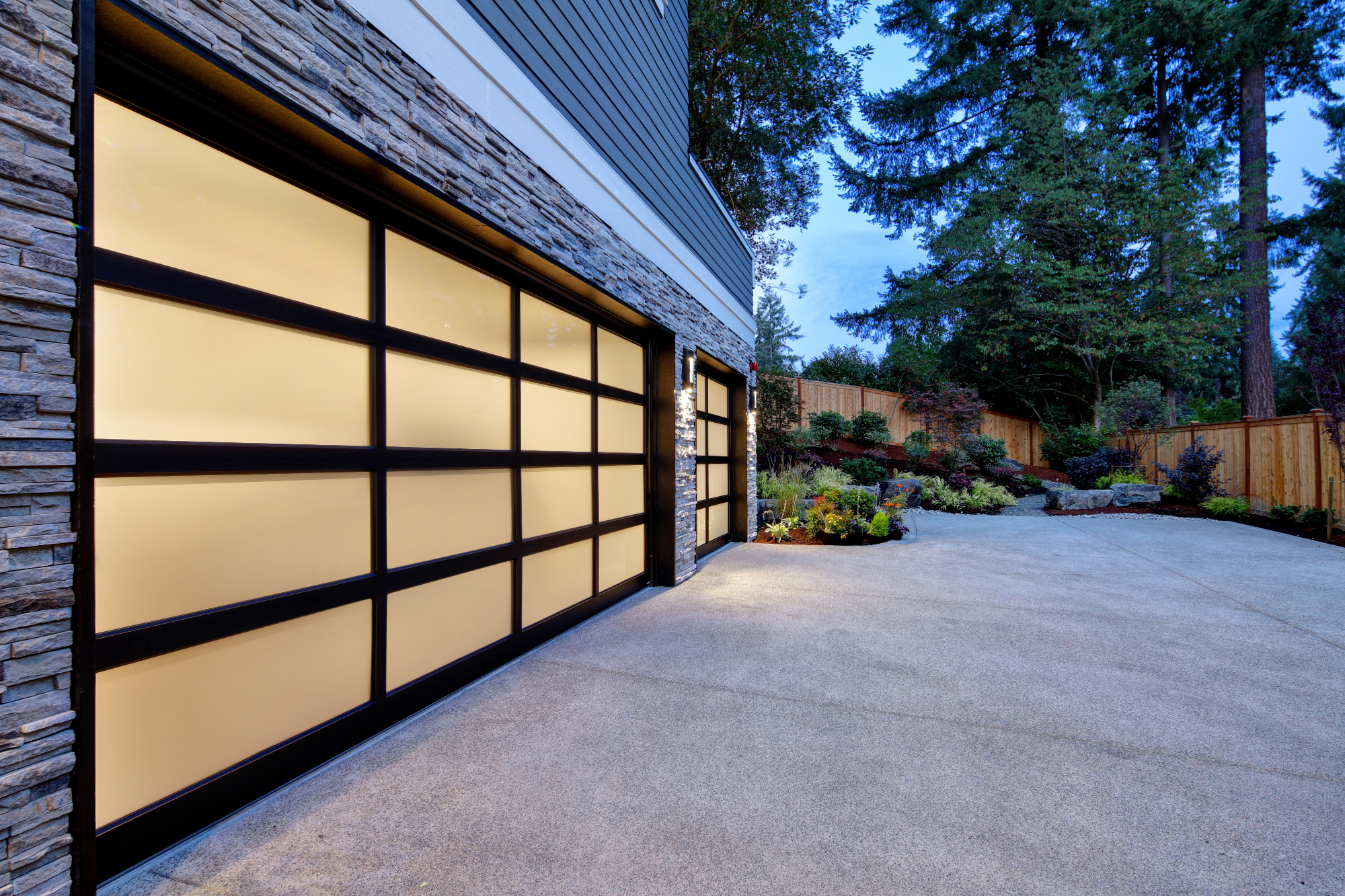 Garažna vrata pridejo v različnih oblikah in materialih